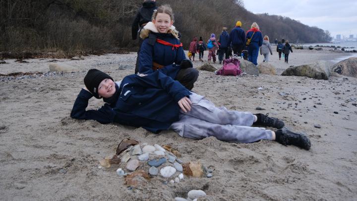 Juniorspejdere på vintertur somflot viser deres sand-skildpadde frem